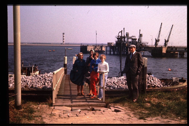 20.Botlek apr 1976 Rino,Ilse,Mama,Brigitte,Marion,Peter.JPG